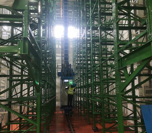 自動倉庫システムは自動車産業にサービスを提供